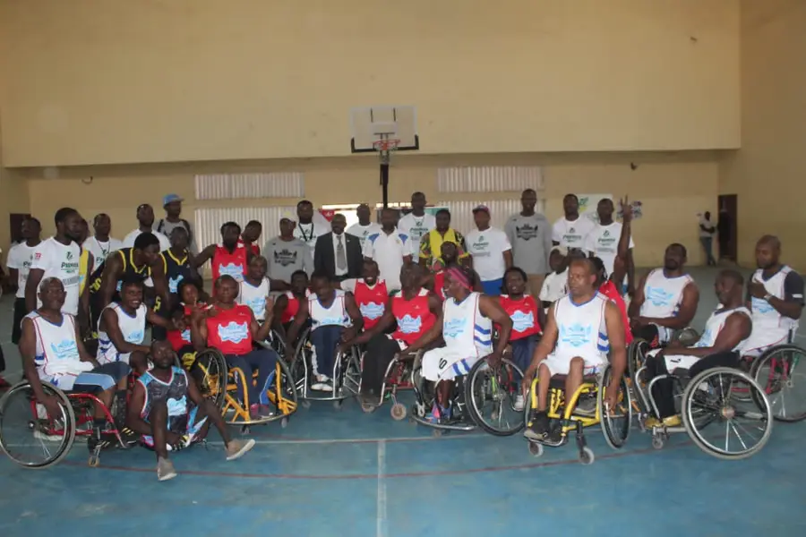 Camp 2022 : photo de groupe de tous les participants au gymnase de Mfandena.
