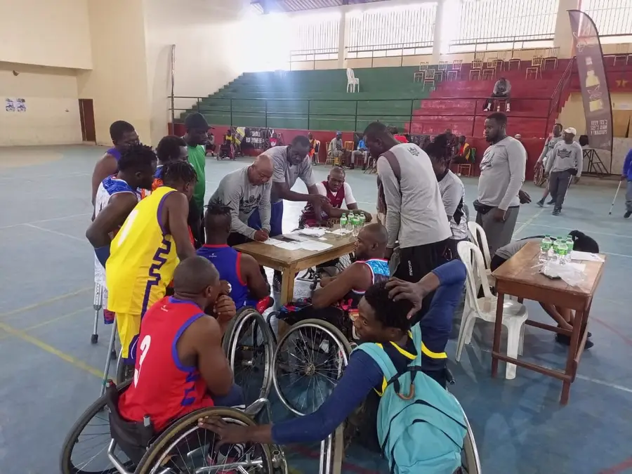 Joueurs et officiels autour de la table de marque pendant le tournoi.